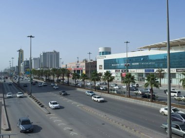 King Fahad Road üzerinde trafik ışık.