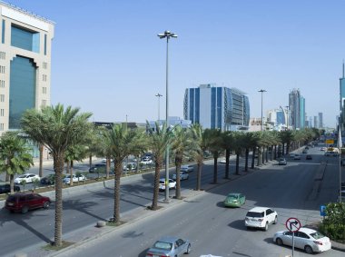 King Fahad Road üzerinde trafik ışık.