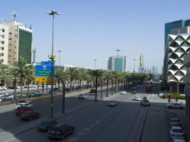 King Fahad Road üzerinde trafik ışık.