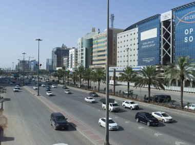 King Fahad Road üzerinde trafik ışık.