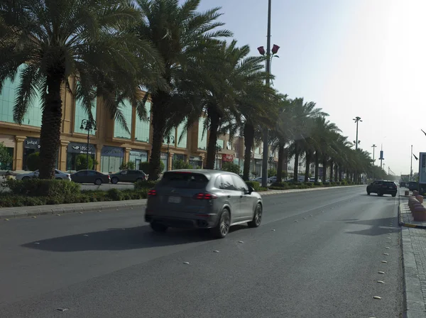 Riyad Tahlia Caddesi üzerinde trafik ışık,