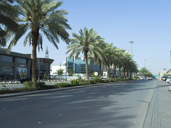 Tráfico ligero en la calle Tahlia en Riad , — Foto de Stock