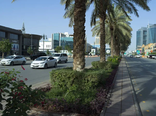 Tráfico ligero en la calle Tahlia en Riad , — Foto de Stock