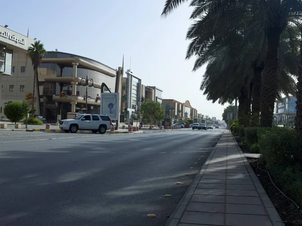 Lätt trafik på Tahlia Street i Riyadh — Stockfoto