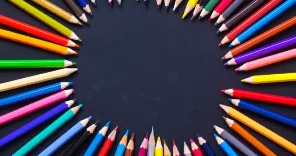 顶部视图停止在黑色背景上移动彩色铅笔 — 图库视频影像