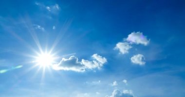 Bulutların zamanı azalıyor, bulutlar hareket ediyor ve güneş ışığı.