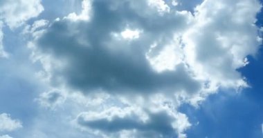 Bulutların zamanı azalıyor, bulutlar hareket ediyor ve güneş ışığı.