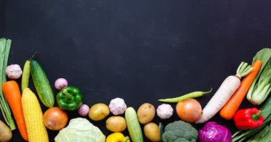 Hareketi durdurun. Ahşap masadaki sebzeler fotokopi alanı için. 