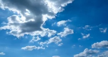 Bulutların zamanı azalıyor, bulutlar hareket ediyor ve güneş ışığı.