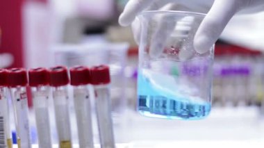 Laboratuvarda analiz ya da araştırma yapan bilim adamları