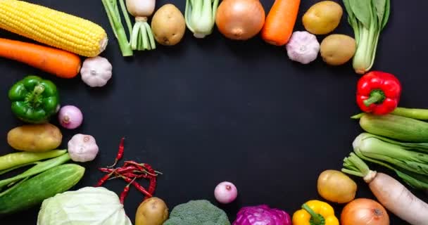 Stop Beweging Bovenaanzicht Een Groenten Houten Tafel Voor Kopieerruimte — Stockvideo