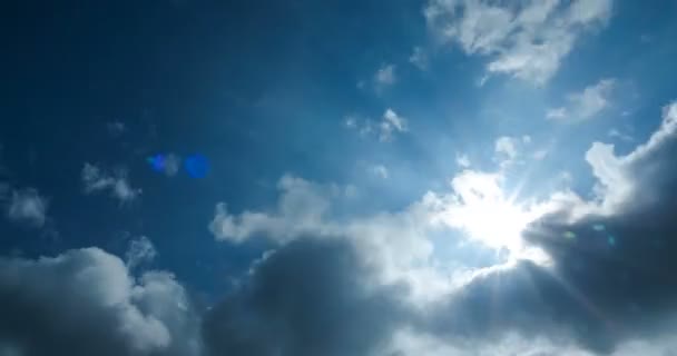 云天时间流逝 云彩飘扬 太阳光闪烁 — 图库视频影像