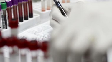 Laboratuvarda analiz ya da araştırma yapan bilim adamları
