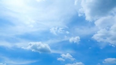 Bulutların zamanı azalıyor, bulutlar hareket ediyor ve güneş ışığı.