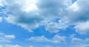 Bulutların zamanı azalıyor, bulutlar hareket ediyor ve güneş ışığı.