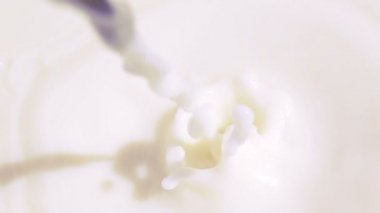 Süt yavaş çekimde akıyor