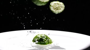 Yavaş çekim bergamot suya düşüyor.