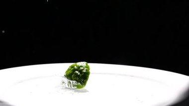 Yavaş çekim bergamot suya düşüyor.