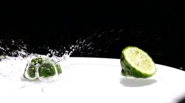Yavaş çekim bergamot suya düşüyor.