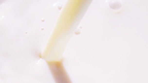 Молоко Наливается Замедленной Съемке — стоковое видео