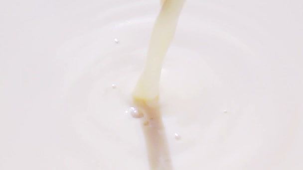 Молоко Наливается Замедленной Съемке — стоковое видео