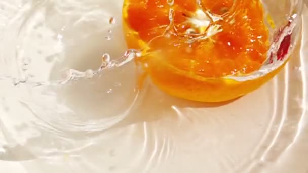 Water Spetterend Een Sinaasappelvrucht Slow Motion — Stockvideo