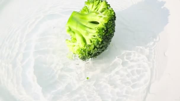 Broccoli Rallentatore Che Cadono Una Spruzzata Acqua — Video Stock