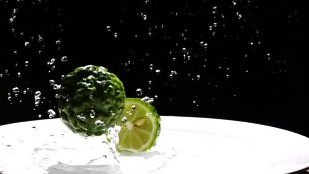 Bergamotte Fällt Zeitlupe Ein Plätscherndes Wasser — Stockvideo