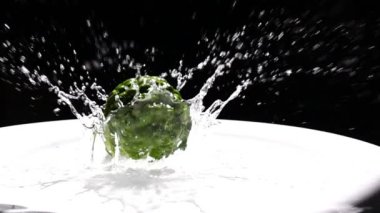 Yavaş çekim bergamot suya düşüyor.