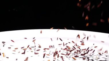 Ağır çekimde bir pirinç düşüyor.