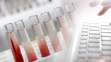 Laboratuvarda analiz ya da araştırma yapan bilim adamları