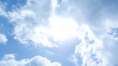 Bulutların zamanı azalıyor, bulutlar hareket ediyor ve güneş ışığı.