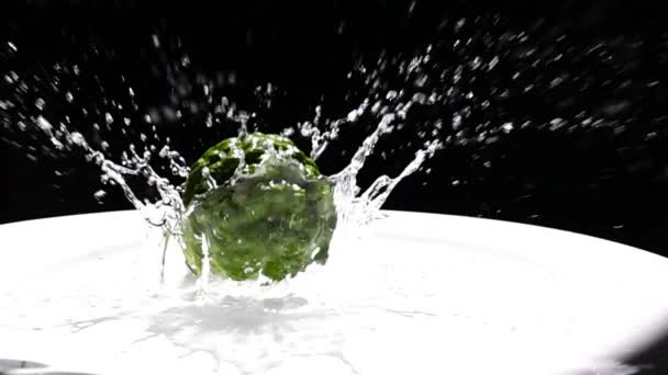 Bergamotte Fällt Zeitlupe Ein Plätscherndes Wasser — Stockvideo