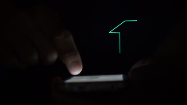 utilisant le téléphone intelligent et l'hologramme de maison 