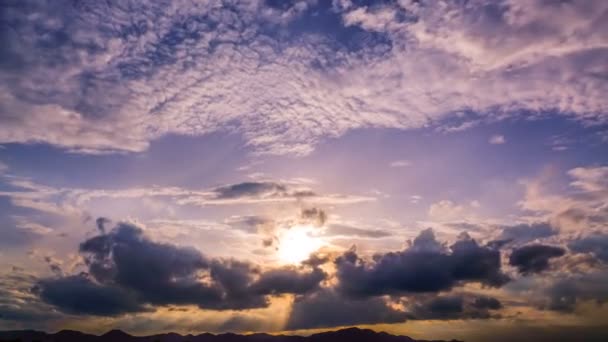 Bulutların Zamanı Azalıyor Bulutlar Hareket Ediyor Güneş Işığı — Stok video