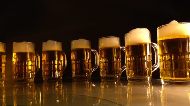 Bicchiere Birra Gruppo Con Bolle Aria Galleggianti Tono Colore Dorato — Video Stock