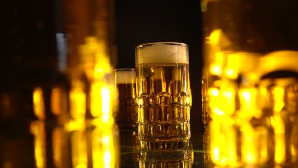 Vaso Cerveza Grupo Con Burbujas Flotantes Aire Tono Dorado Sobre — Vídeos de Stock