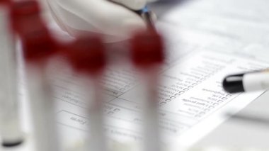 Laboratuvarda analiz ya da araştırma yapan bilim adamları