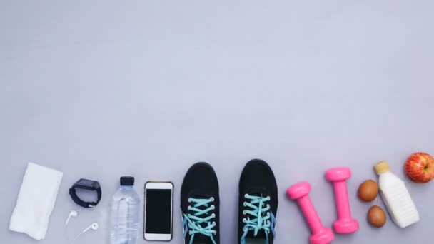 Gri Arkaplan Üzerinde Egzersiz Yapmak Için Nesneleri Kapatın Sağlıklı Yaşam — Stok video