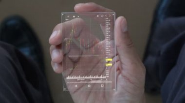 Hisse senedi piyasasını analiz etmek için akıllı telefon kullanan bir adam. Hologram ve fütüristik teknoloji.. 