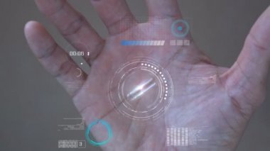 Elinde geleceğin teknolojisi var. Kişisel güvenliği olan modern veri hologramı. Sosyal medya elinde.
