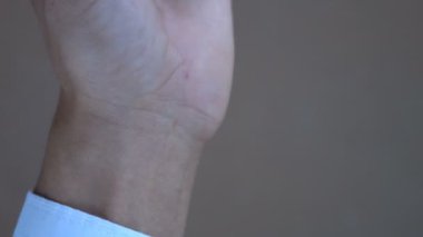 Elinde geleceğin teknolojisi var. Kişisel güvenliği olan modern veri hologramı. Sosyal medya elinde.