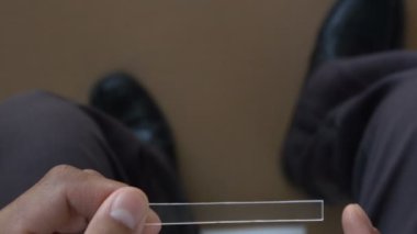 Elinde geleceğin teknolojisi var. Kişisel güvenliği olan modern veri hologramı. Sosyal medya elinde.