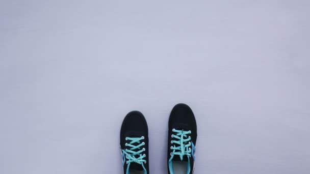 靴の動きを止める 灰色の背景を歩く靴を閉じます ライフスタイルコンセプト — ストック動画