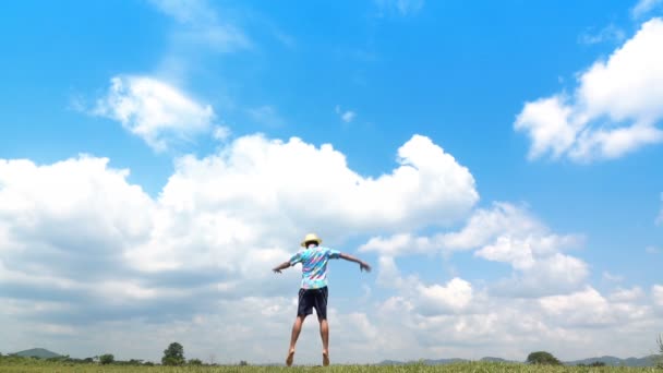 Hombre Saltando Cámara Lenta Cielo Nublado Fondo Feliz Con Día — Vídeos de Stock