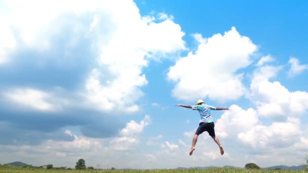 Uomo Che Salta Rallentatore Sullo Sfondo Cielo Nuvoloso Felice Con — Video Stock