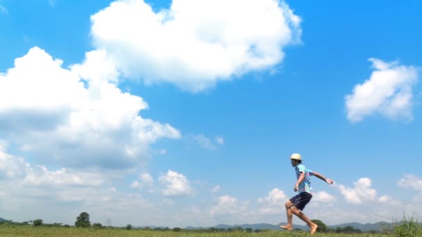 Человек Прыгающий Замедленной Съемки Облачного Неба Счастлив Праздником Выходным Днем — стоковое видео