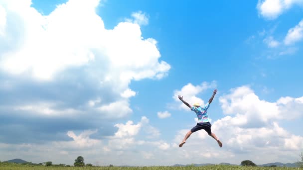 Hombre Saltando Cámara Lenta Cielo Nublado Fondo Feliz Con Día — Vídeo de stock