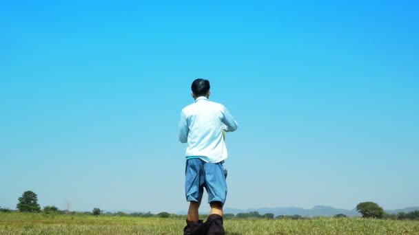 Человек Прыгающий Замедленной Съемки Облачного Неба Счастлив Праздником Выходным Днем — стоковое видео