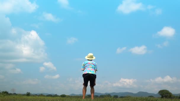 Een Man Die Slow Motion Wolkenlucht Springt Gelukkig Met Vakantie — Stockvideo